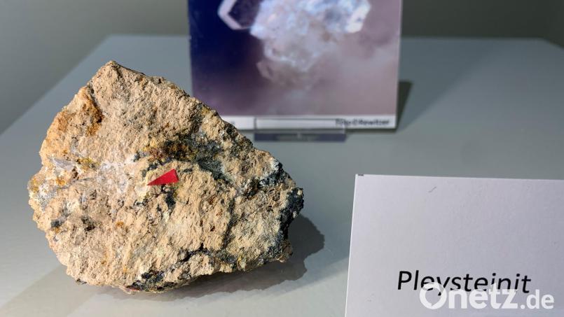 Der Pfeil weist auf die betreffende Stelle hin, wo der &quot;Pleysteinit&quot; winzig klein zu sehen ist. Mit Lupe oder Mikroskop kann man das Mineral besser begutachten. Bild: ck