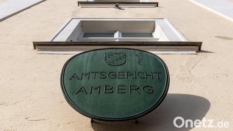 Ein Schild mit der Aufschrift "Amtsgericht Amberg" ist am Justizgebäude angebracht. Ein Fall in Augsburg wurde nun in Amberg verhandelt. Bild: Armin Weigel