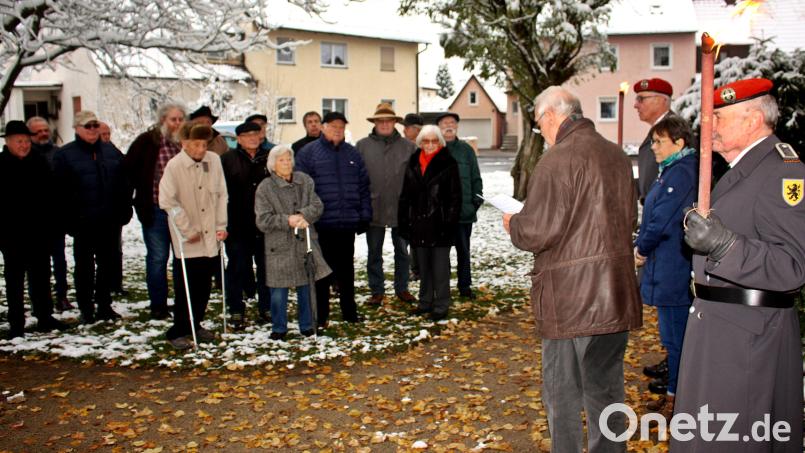 Die Siedlergemeinschaft Moosfurt legt am Mahnmal in der Siedleranlage einen Kranz nieder. Bild: R. Kreuzer