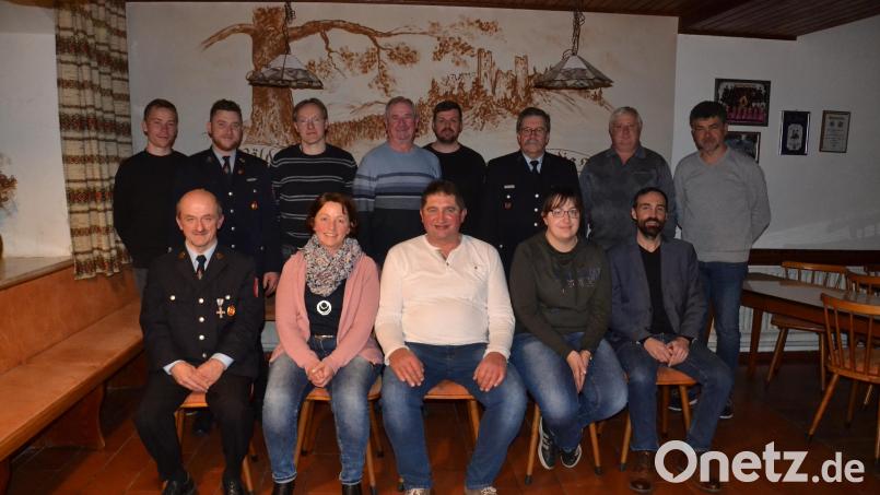 Glückliche Gesichter nach den Neuwahlen bei der Feuerwehr Tröbes gibt es beim neuen Vorsitzenden Johann Eger (vorne, Mitte) und beim zweiten Vorsitzenden Franz Feneis (hinten, Vierter von links) sowie bei Kassenverwalterin Kerstin Hofmeister (vorne, Zweite von rechts), Schriftführerin Gerlinde Rom (Zweite von links, vorne) und den Beisitzern und Kassenprüfern. Bild: gi