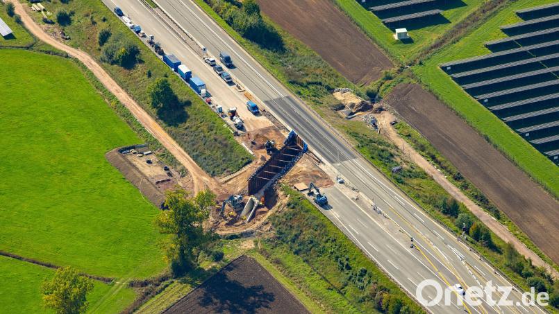 Diese Luftaufnahme vom September zeigt die Baustelle Kurmhofbach an der A93 bei Perschen. Inzwischen sind alle Fahrbahnen wieder für den Verkehr freigegeben. Bild: FRANKENAIR Ingo Baeuerlein / LUFTBILD-SUCHE.com/exb