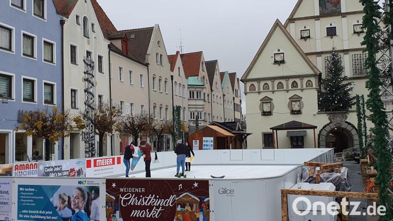 Bahn frei heißt es an diesem Donnerstag, 24. November, auf der Eislaufbahn vor dem Alten Rathaus in Weiden. Bild: mic