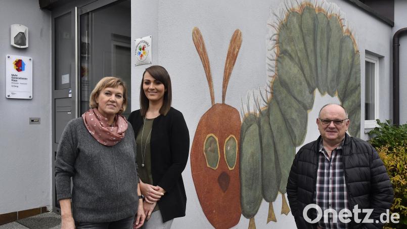 Im Mehrgenerationenhaus der Elternschule gehen pro Woche rund 160 Familien ein und aus. Die steigenden Kosten verursachen Probleme, auf die die neue Führungsriege des Vereins aufmerksam machen möchte (von links): 3. Vorsitzende Brigitte Heindl, 2. Vorsitzende Melissa Pöllath und Vorsitzender Anton Pöllath. Bild: Petra Hartl
