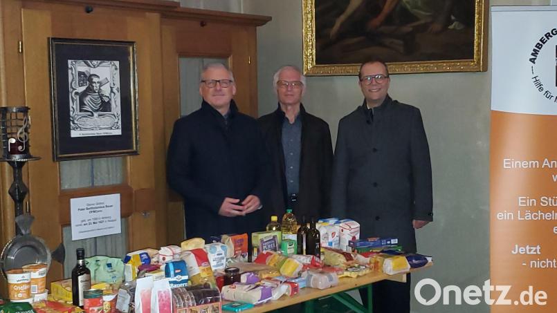 Bei einer Benefizaktion wurden die Gläubigen von St. Martin um Spenden von haltbaren Lebensmittel gebeten. Ein Dutzend Kisten konnte Stadtpfarrer Thomas Helm (rechts) und Diakon Richard Sellmeyer (links) dem Vorsitzenden der Amberger Tafel, Bernhard Saurenbach, übergeben. Bild: ads