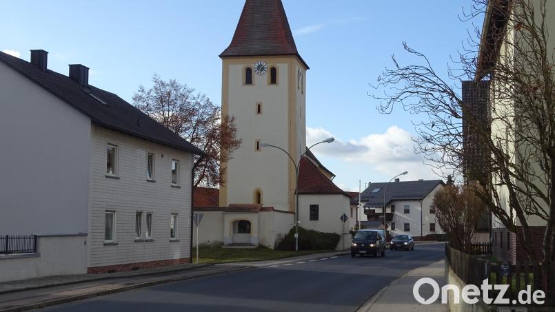 Zukunftsperspektiven für Dürnsricht: Vorrangig erscheint dem Städteplaner Volker Sahm ein Dorfzentrum, das im Bereich der denkmalgeschützten Kirche St. Ulrich (im Hintergrund) entstehen könnte. Aber auch mit Blick auf die durch den Ort führende Staatsstraße 2151 hat er Ideen. Bild: Houschka