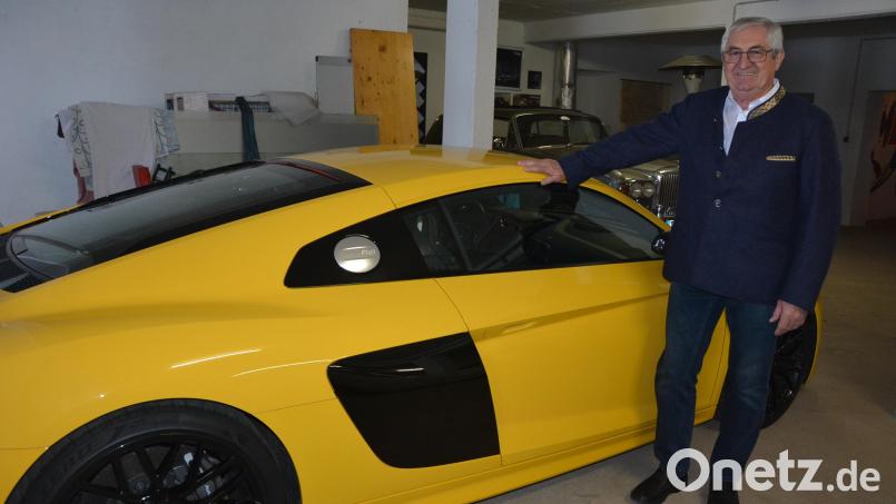 Josef Schuller, der jetzt seinen 70. Geburtstag nachfeierte, ist ein großer Autofan und leidenschaftlicher Sammler. Zu seinem Fuhrpark gehört neben zahlreichen Oldtimern auch dieser erst vier Jahre alte gelbe Audi R8 mit 610 PS. Bild: jr