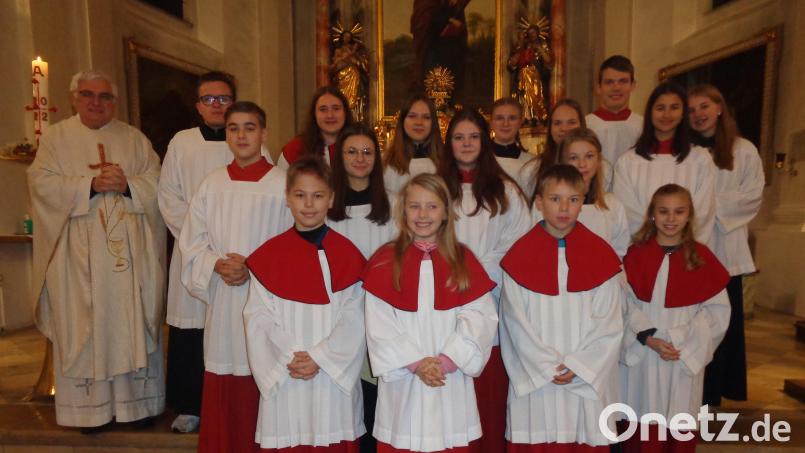 Nico Lingl, Lea Back und Toni Janner (vorne von links), Leonie Winter und Sarah Röhrich (zweite Reihe Mitte von links) mit Pfarrer Eugen Wismeth im Kreise der Ministrantenschar. Bild: amö