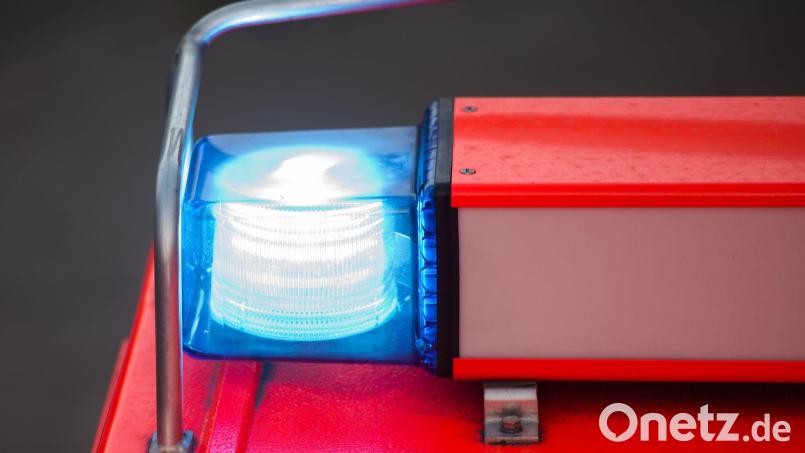 Ein Blaulicht leuchtet an einem Feuerwehrwagen. Bild: picture alliance / Daniel Bockwoldt/dpa/Symbolbild