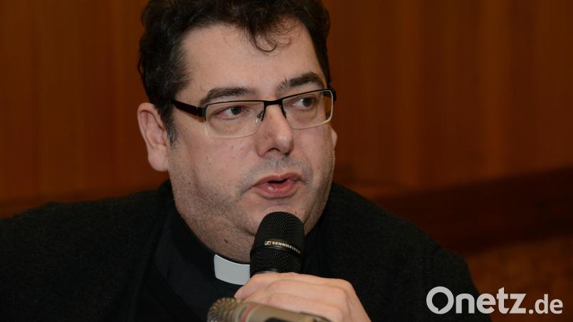 Der frühere Sulzbacher Stadtpfarrer Walter Hellauer - hier ein Bild von 2016 - hat seine neue Pfarrei in Cham nach nur einem Jahr wieder abgegeben. Archivbild: Petra Hartl