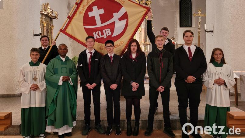 Bei einem feierlichen Gottesdienst werden fünf neue Mitglieder in die Katholische Landjugend in Gleiritsch aufgenommen. Pfarrer Pater Johnson Varakaparambil lobt das Engagement der jungen Leute. Bild: Tobias Schmid/exb