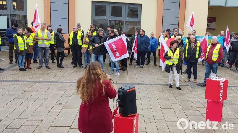 Mehr als 100 Beschäftigte versammeln sich in Grafenwöhr vor dem Verhandlungsbeginn. Bild: Kathrin Birner, ver.di Bezirk Oberpfalz/exb