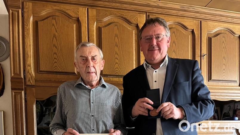 Zum 90. Geburtstag gratuliert Bürgermeister Hans-Martin Schertl (rechts) dem rüstigen Jubilar Franz Bauer. Bild: Stefanie Gradl