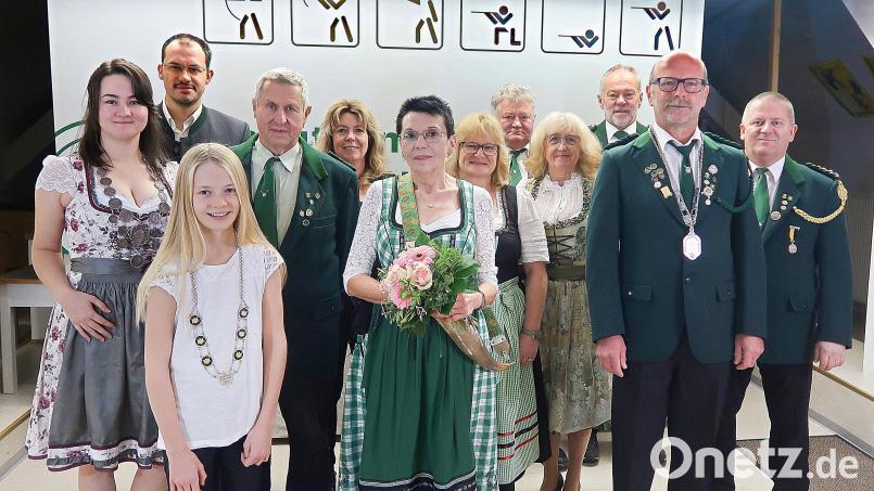 Vorsitzender Wolfgang Schlicht (rechts) gratulierte den neuen Titelträgern des Schützenvereins Frauenreuth: Jugendkönigin Sarah Petrik (links), Schülerkönigin Sophie Paukner (Dritte vorne links), Schützenliesl Edeltraud Kaßeckert (Sechste von links) und Seniorenkönig Rudi Wildenauer (Zweiter von rechts). Mit im Bild die Ersten und Zweiten Ritter der verschiedenen Wettbewerbsklassen, es fehlt auf dem Bild Schützenkönig Dennis Damrath. Bild: bsc