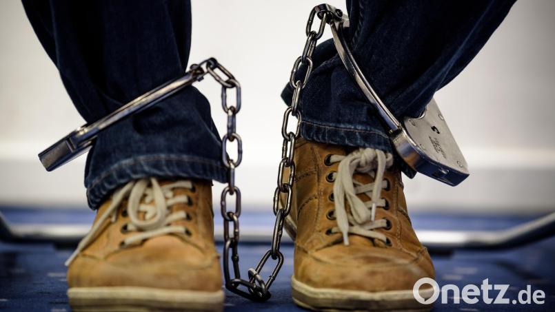 Der Angeklagte aus dem Landkreis Tirschenreuth trug während der Verhandlung Fußfesseln wie diese. Symbolbild: Nicolas Armer /dpa
