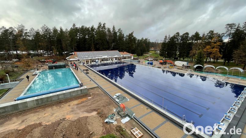 Um die Becken zu testen, wird das Wasser mit Farbmittel versetzt (rechtes Becken). Verteilt sich die Farbe gleichmäßig, ist eine gute Wasserqualität gesichert. Bild: Leon Karwath