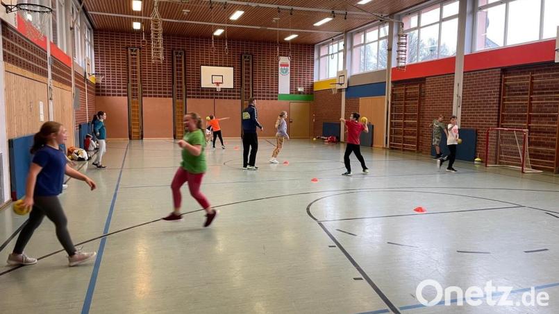 Die Krummennaaber Viertklässler schnupperten in einer Doppelstunde in Handball hinein. Bild: Carmen Schraml/exb