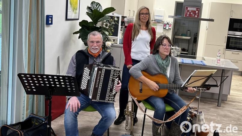 Albin Zeitler (links) und Ingrid Krämer sorgten für einen kurzweiligen Nachmittag bei den Senioren des Hauses am Schirnitzbach in Kemnath. Monika Walter (Mitte) hatte den Auftritt der beiden Musikanten vermittelt. Bild: rpp