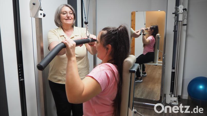 Margit Berkmann (links) ist besonders stolz auf den neuen Geräteraum in der Oberviechtacher Physiotherapie-Praxis. Mit 56 Jahren hat sie die Seiten gewechselt: von der Arbeitnehmerin zur Arbeitgeberin. Bild: bl