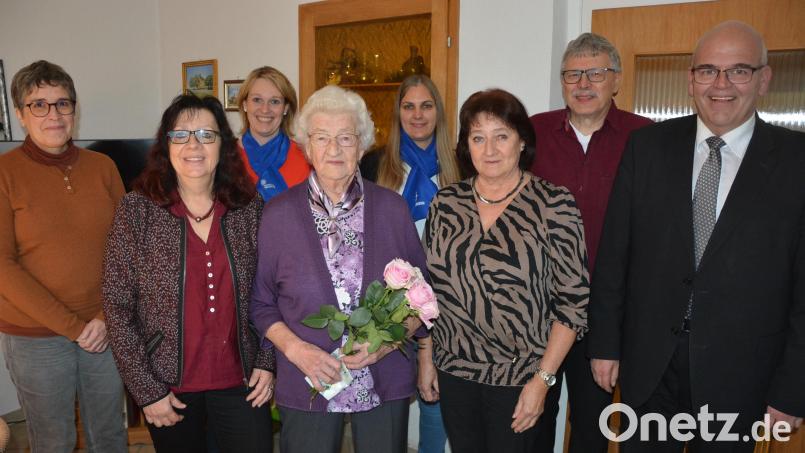 Erna Franz ist mit 95 Jahren die älteste Einwohnerin der Marktgemeinde Bad Neualbenreuth. Zum Geburtstag freute sich die Jubilarin über viele Glückwünsche. Von links Seniorenbeauftragte Beate Ott, Tochter Angela, Birgit Lippert (Frauenbund), Erna Franz, Carina Keil (Frauenbund), Tochter Inge, Pfarrgemeinderatssprecher Wolfgang Plonner und Bürgermeister Klaus Meyer. Bild: jr