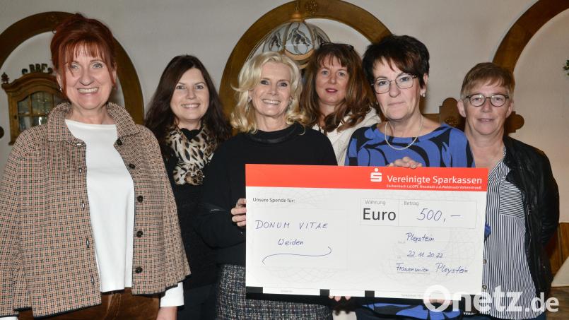 FU-Vorsitzende Heidi Völkl (Zweite von rechts) übergibt an Andrea Lang, Geschäftsführende Vorsitzende bei Donum Vitae Weiden, und Andrea Gollwitzer, Vorsitzende des Fördervereins (links), die Spende in Höhe von 500 Euro. Bild: bey