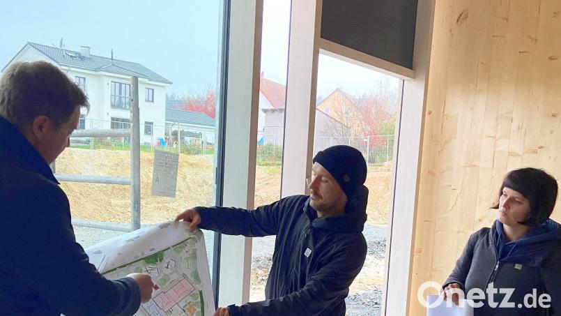 Stadtbaumeister Hubert Siller (links) erläuterte den Eltern der Mädchen und Buben bei einem Besuch auf der Baustelle des neuen Johanniter-Kinderhauses in Waldsassen Einzelheiten zur Einrichtung. Bild: Katja Bloßfeldt/exb