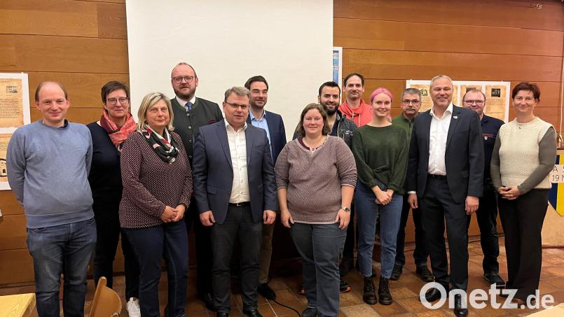 Der neue Vorstand des Kreisjugendrings Neustadt/WN mit Politikern, die dem Verein ihre Grußworte und Glückwünsche aussprachen. Bild: Belinda Schöner/exb