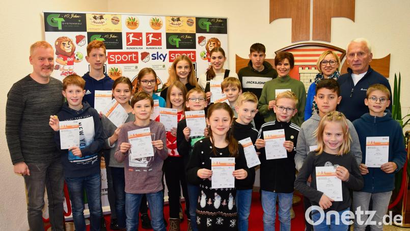 Diese Sportler freuen sich über das Sportabzeichen, das sie nun beim VfB Rothenstadt verliehen bekommen haben. Bild: Rainer Rosenau/exb