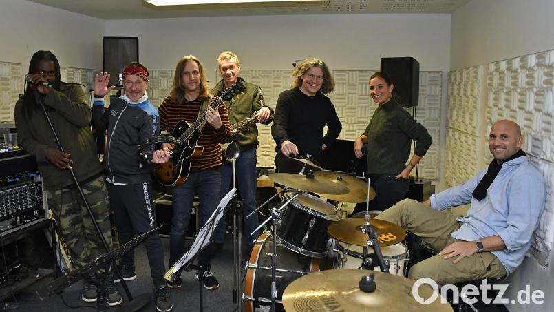 Toby Mayerl (Dritter von rechts), hier beim Proben in Amberg, hat eine ganze Reihe von Profis um sich versammelt, wenn er am Freitag, 2. Dezember, sein Debüt in Schönsee gibt. "A very special christmas" hat er sich für die neuen "Nachbarn" ausgesucht. Bild: Petra Hartl