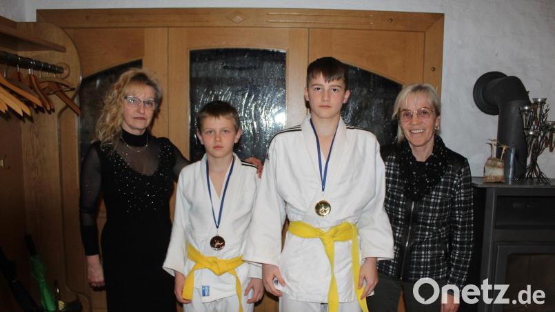 Valeria Pausch (von links), Andrii Danylov, Amir Abdurakhmanov und Anita Heindl bei einer Feierstunde im Gasthof Bergblick. Bild: soj