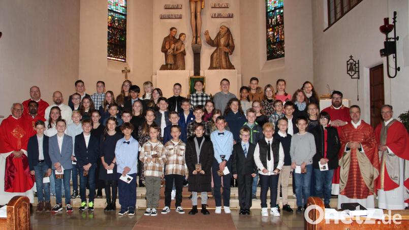 51 Kinder erhalten das Sakrament der Firmung in der Kirche St. Konrad. Bild: Barbara Guida/exb