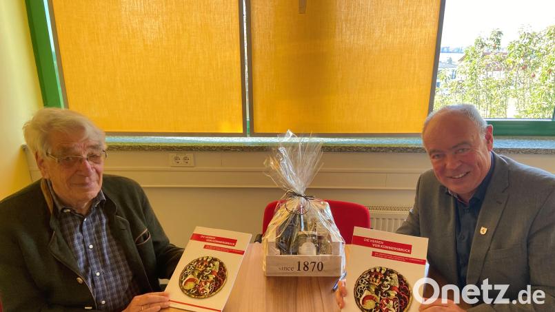 Autor Karl-Otto Ambronn (links) stellt gemeinsam mit Bürgermeister Roland Strehl das Büchlein vor. Bild: Anja Jäger/exb