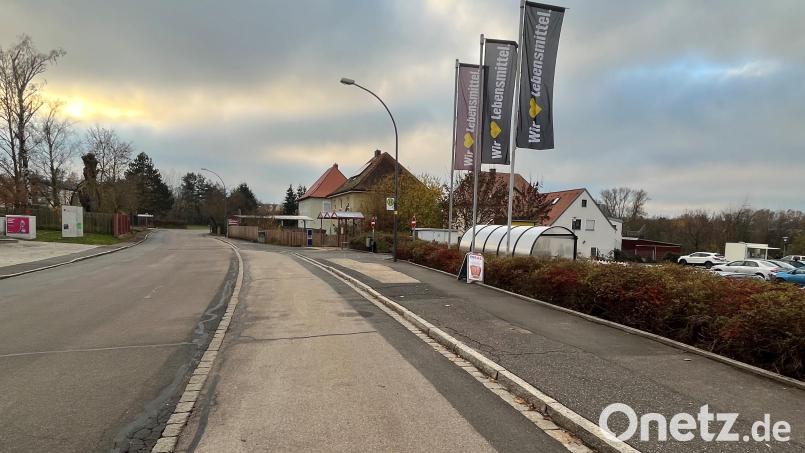 Die Bushaltestelle Milchhof beim Edeka-Markt in der Schlichter Straße soll mit Zustimmung des Vilsecker Stadtrats barrierefrei ausgebaut werden. Bild: e