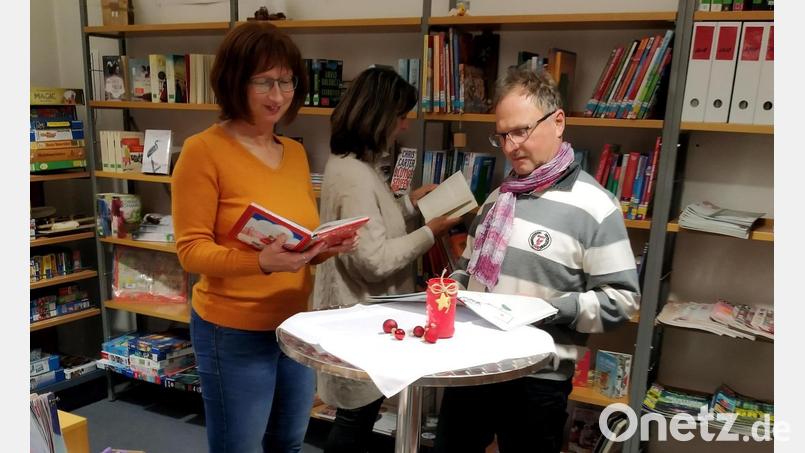 Bei einer Leseprobe konnten die Besucher der &quot;Schmökernacht&quot; eine für sich passende Lektüre auswählen. Bild: rfi