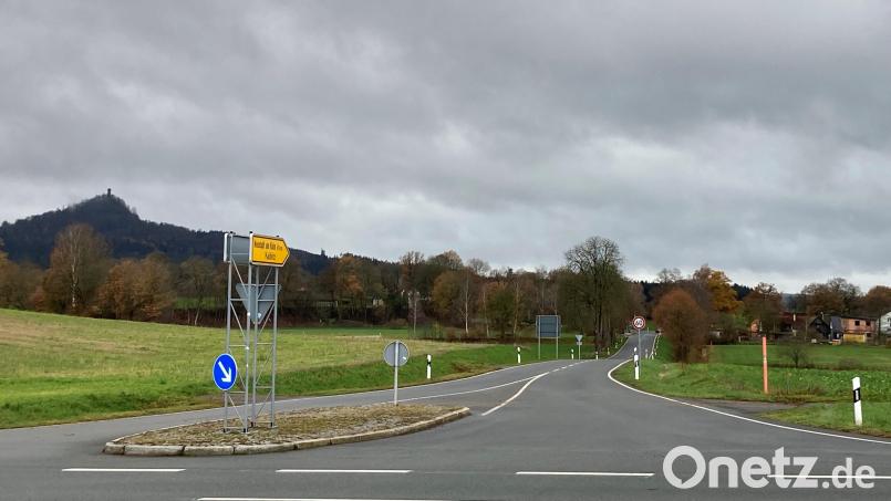 Ein Geh- und Radweg rechts neben der Kreisstraße soll Kaibitz (Hintergrund) einmal mit Löschwitz verbinden. Wann die Maßnahme realisiert werden kann, kann vom Bau der geplanten Unterführung der Staatsstraße (vorne) ab. Bild: stg