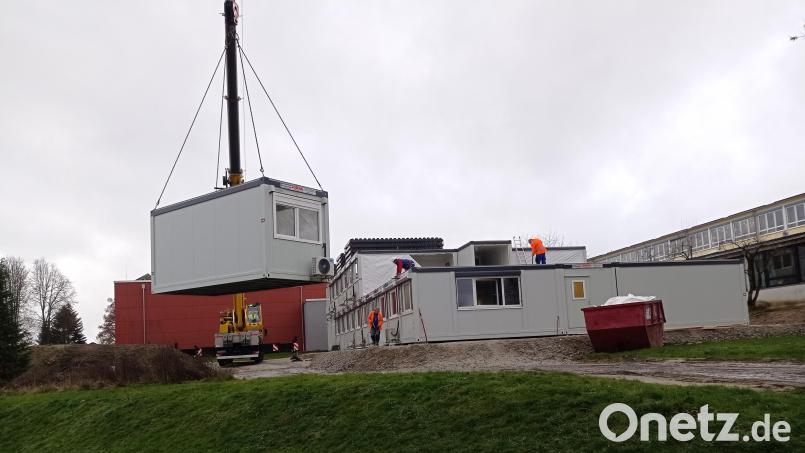 Der Aufbau der Container für die Waldershofer Grundschüler hat begonnen. Bild: fpoz