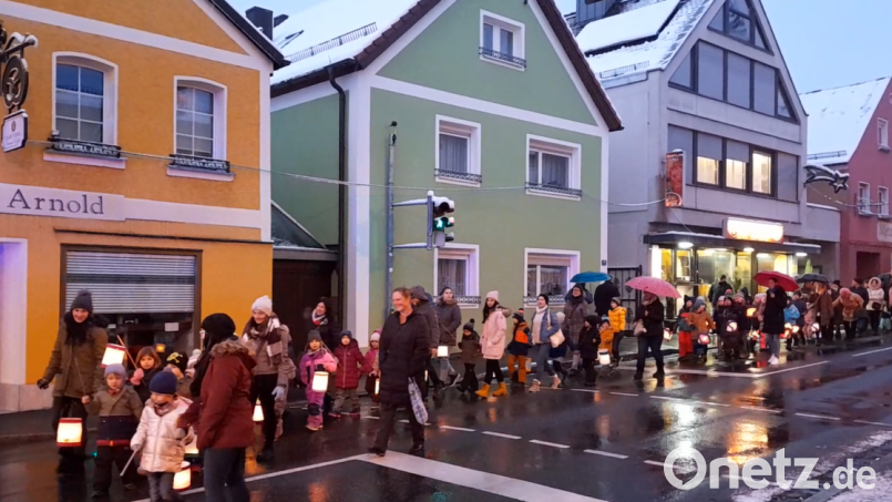 Mit selbstgebastelten Laternen ziehen die Kinder von der Kirche zur Kindertagesstätte durch Neustadt/WN. Bild: Anna Roith/exb