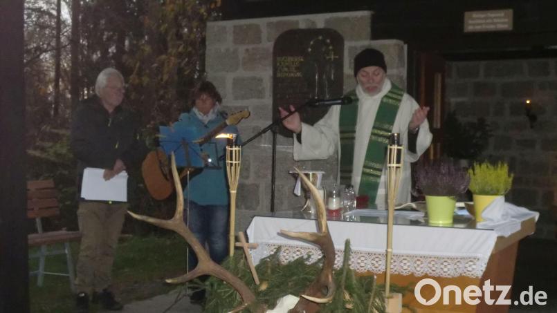 Die Eheleute Hans und Sabine Weiß gestalten die Hubertusmesse gesanglich und musikalisch, der Schnaittenbacher Stadtpfarrer Josef Irlbacher zelebriert die Messe. Bild: sh