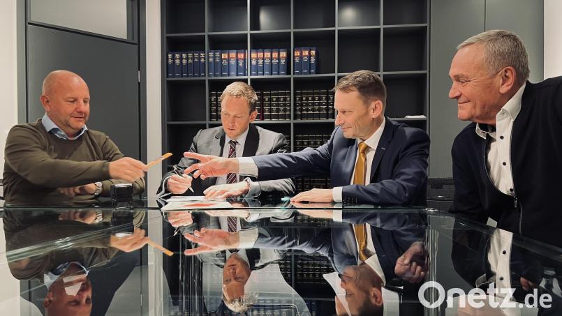 Die Grundstücksverträge sind unterzeichnet (von links) Michael Kurz, Vorsitzender SpVgg SV Weiden, Notar Thomas Schiffner, Oberbürgermeister Jens Meyer und Kurt Seggewiß, zweiter Vorsitzender der SpVgg SV Weiden. Bild: Pressestelle Stadt Weiden/exb