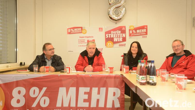 Josef Bock, Betriebsratsvorsitzender Constantia GmbH &amp; Co KG, Horst Ott, Erster Bevollmächtigter IG Metall Amberg, Sabrina Feige, Fachsekretärin, und Udo Fechtner, Zweiter Bevollmächtigter IG Metall Amberg (von links), sprechen sich positiv über den Tarifabschluss für die Beschäftigten in der Elektro- und Metallindustrie aus. Bild: bey