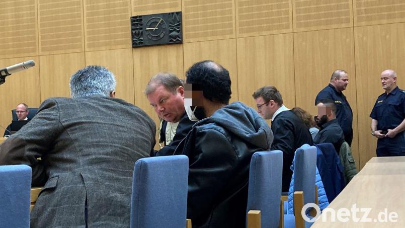 Der Hauptangeklagte Said A. (mit Maske) wird vom Düsseldorfer Anwalt Jan-Henrik Heinz vertreten. Bild: ca