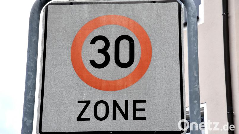 Die Initiative Agora Verkehrswende will erreichen, dass künftig verstärkt die Kommunen darüber entscheiden, auf welchen Straßen sie die Geschwindigkeit reduziert. Die CSU-Mehrheit im Verkehrsausschuss will das aber nicht. Bild: Stephan Huber