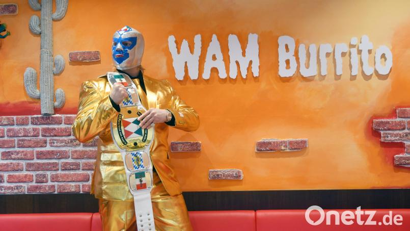 Der mexikanische Wrestler &quot;Wilfredo&quot; steht für die Eröffnung des &quot;WAM Burrito&quot; schon bereit. Bild: Gabi Schönberger
