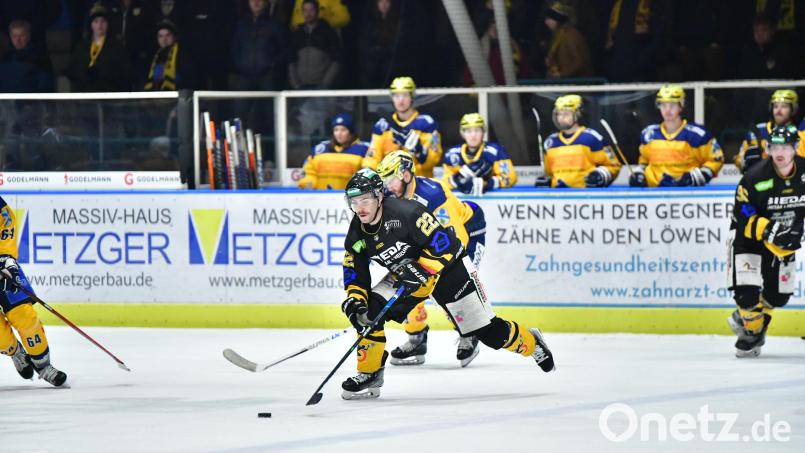 Brett Mennear (Mitte) vor der Geretsrieder Bank. Im Hinspiel lag der ERSC Amberg bis acht Minuten vor Schluss noch zurück. Archivbild: SignaLight