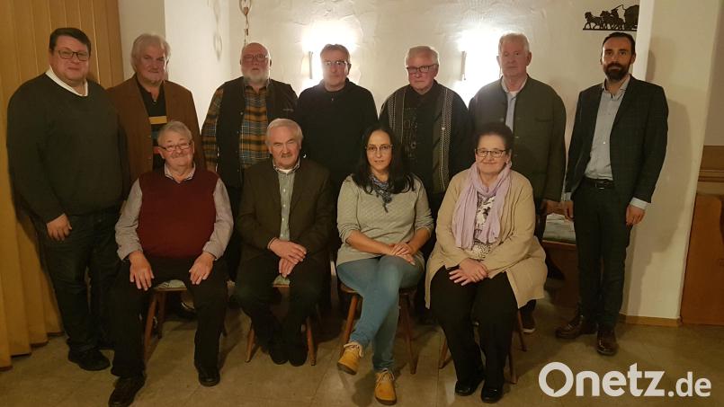 Der VdK-Ortsverband Moosbach ehrt treue Mitglieder für zehn, 15 und 20 Jahre Mitgliedschaft durch Kreisvorsitzende Carola Brust (vorne, Zweite von rechts), Bürgermeister Armin Bulenda und Vorsitzenden Konrad Lingl (von rechts). Auch Pfarrer Udo Klösel (links) gratuliert. Bild: gi
