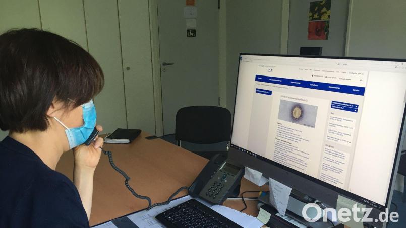 Eine Mitarbeiterin des Contact-Tracing-Teams am Gesundheitsamt Schwandorf telefoniert. Auch nach den aktuellen Regelungen zur Corona-Pandemie bleibt für das Team einiges zu tun. Bild: ihl