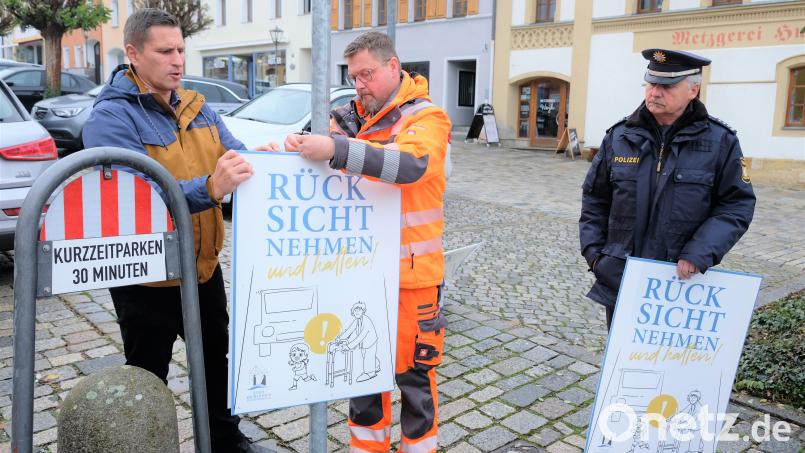 Bürgermeister Marcus Gradl und Polizeichef Werner Stopfer und mit ihnen die Gebietsverkehrswacht und die Jugend- und Seniorenbeauftragten ermuntern mit einer Plakataktion auf dem Stadtberg zu mehr gegenseitiger Rücksichtnahme im Straßenverkehr Bild: do