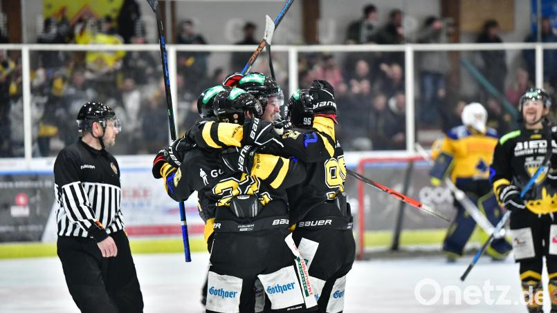 Jubel beim ERSC Amberg. Das Team von Trainer Dirk Salinger gewann das Auswärtsspiel beim ESC Geretsried. Bild: SignLight