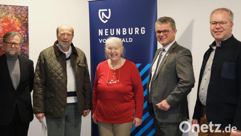 Dr. Rainer Riedemann (Zweiter von links) löst am Gesundheitszentrum Ostoberpfalz die Allgemeinmedizinerin Dr. Christine Boumadani (Mitte) ab. Ärztlicher Leiter Dr. Richard Wagner (links), kaufmännischer Leiter Georg Keil und Bürgermeister Martin Birner (von rechts) hießen den Mediziner im Rathaus willkommen. Bild: Hirsch