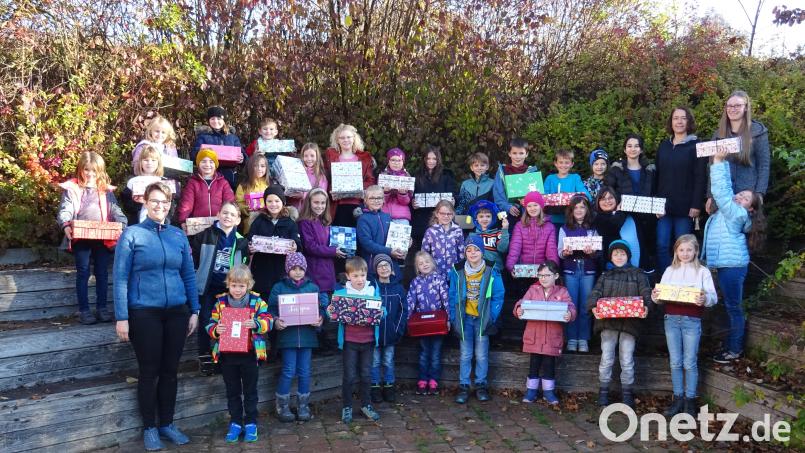 Die Grundschüler übergaben die Geschenke für hilfsbedürftige Kinder an Julia Forster. Bild: Hutzler/exb