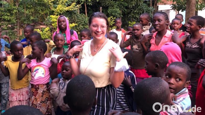 Rebecca Köppl berichtete bei den Senioren über ihre vierwöchige Arbeit in einem Kinderheim in Kenia. Bild: amö